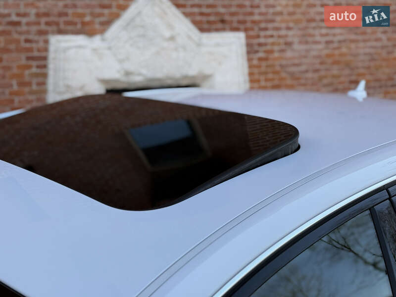 Седан Audi A8 2015 в Львове