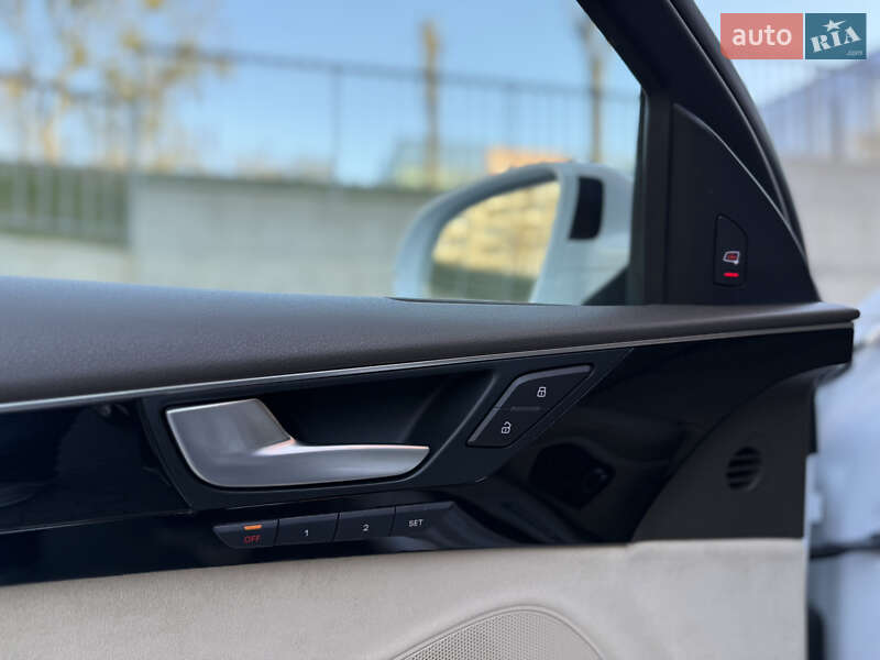 Седан Audi A8 2015 в Львове