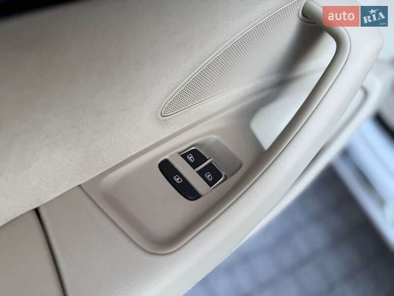 Седан Audi A8 2015 в Львове