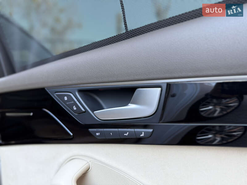 Седан Audi A8 2015 в Львове