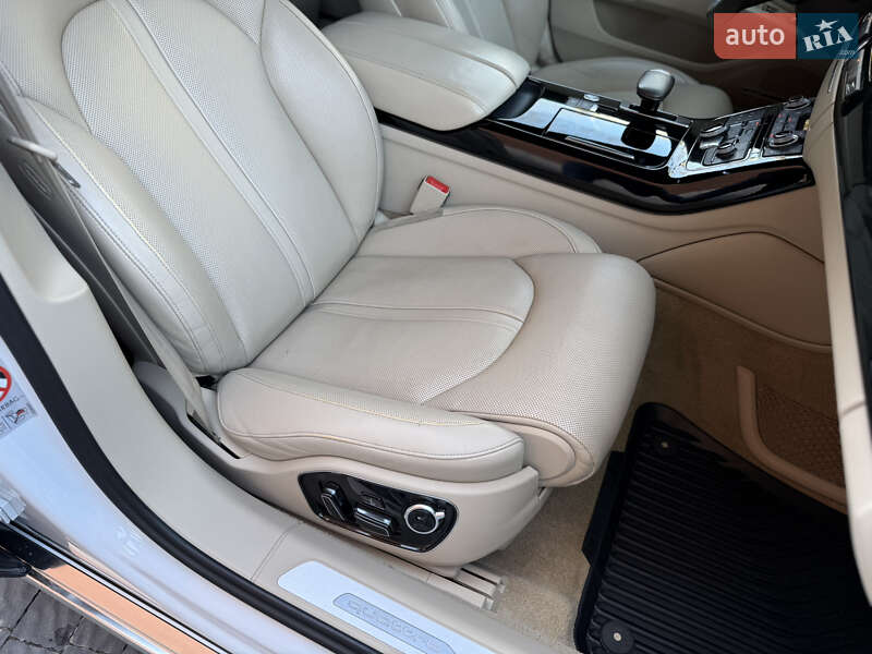 Седан Audi A8 2015 в Львове