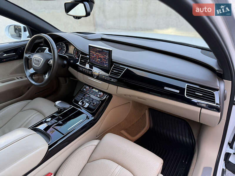 Седан Audi A8 2015 в Львове