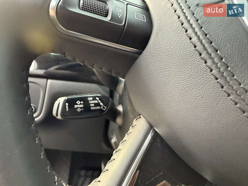 Седан Audi A8 2012 в Днепре