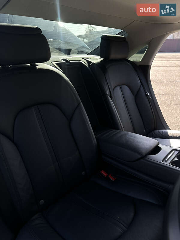 Седан Audi A8 2015 в Киеве