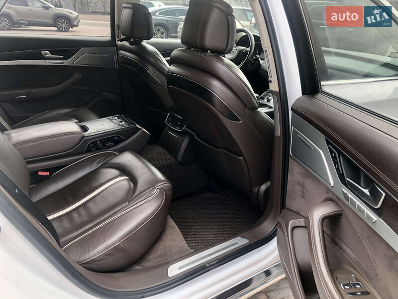 Седан Audi A8 2012 в Києві
