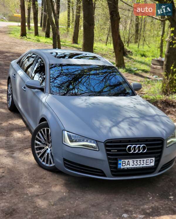 Седан Audi A8 2012 в Знаменке