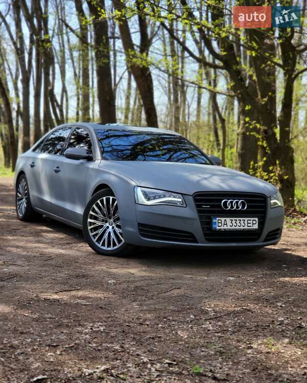 Седан Audi A8 2012 в Знаменке
