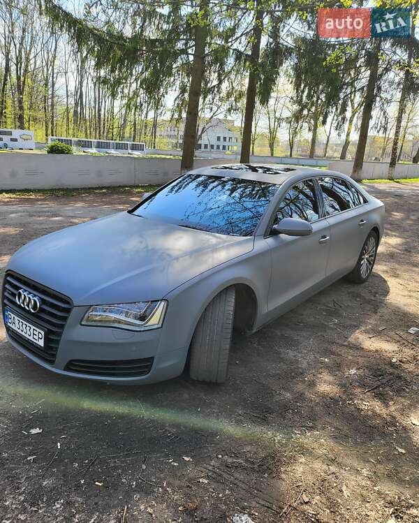 Седан Audi A8 2012 в Знаменке