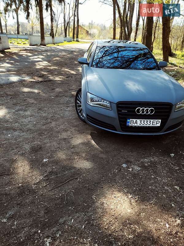 Седан Audi A8 2012 в Знаменке