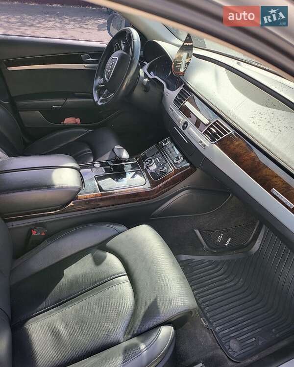 Седан Audi A8 2012 в Знаменке