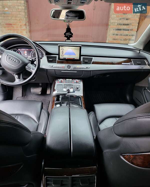 Седан Audi A8 2012 в Знаменке