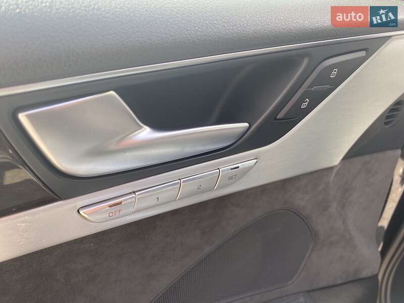 Седан Audi A8 2012 в Днепре