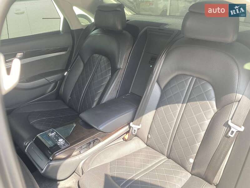 Седан Audi A8 2012 в Днепре