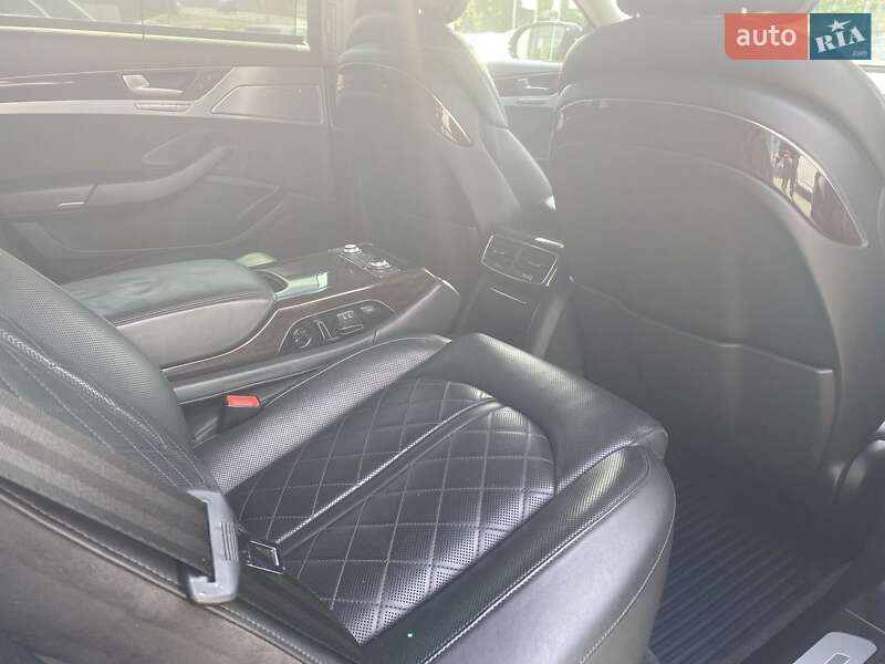 Седан Audi A8 2012 в Днепре