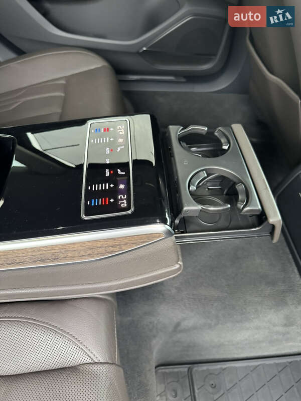 Седан Audi A8 2018 в Днепре