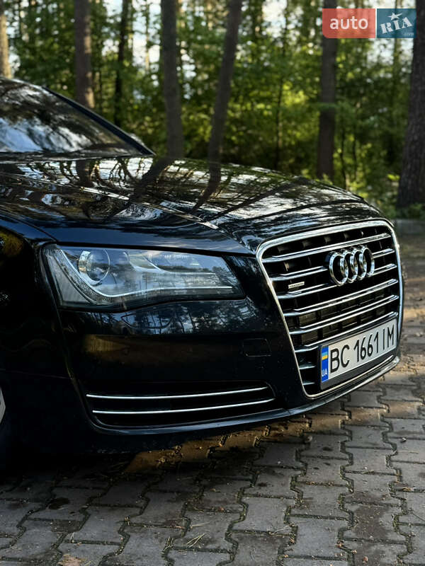 Седан Audi A8 2012 в Новояворовске
