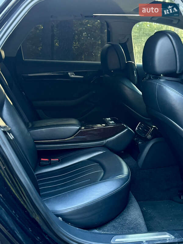 Седан Audi A8 2012 в Новояворовске