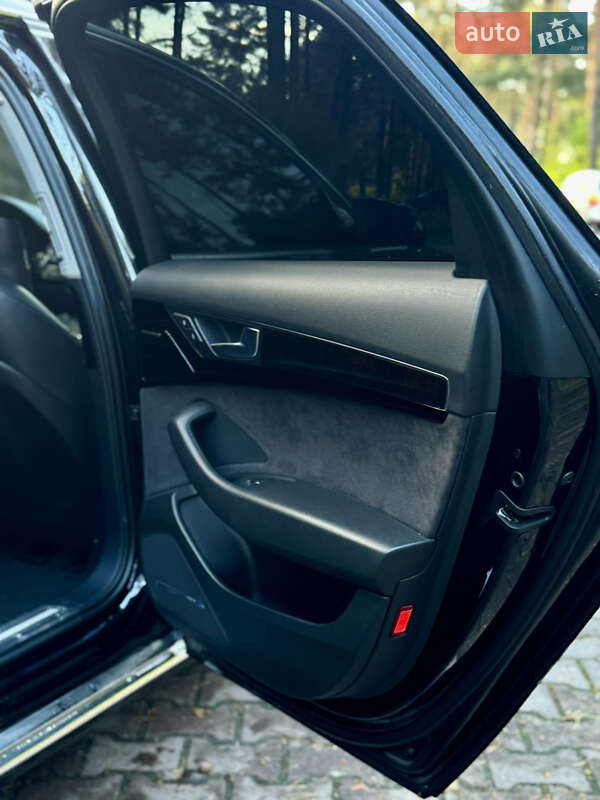 Седан Audi A8 2012 в Новояворовске