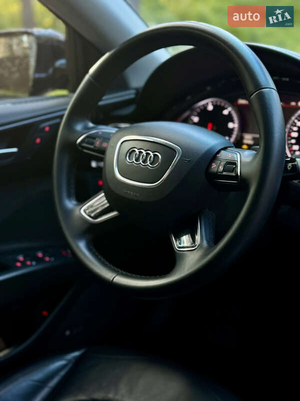 Седан Audi A8 2012 в Новояворовске