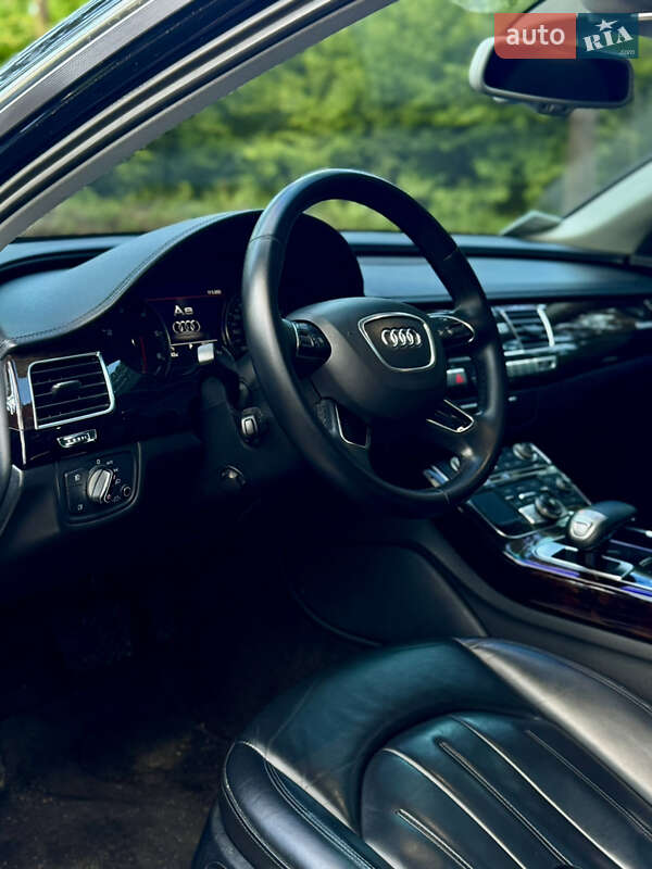 Седан Audi A8 2012 в Новояворовске