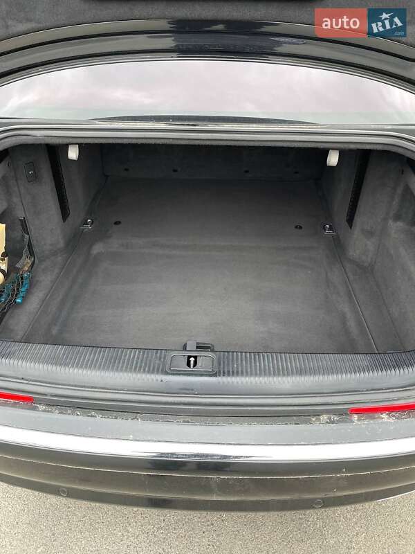 Седан Audi A8 2004 в Хоросткові