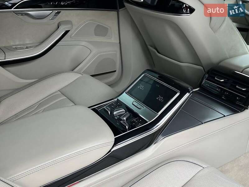 Седан Audi A8 2018 в Львові