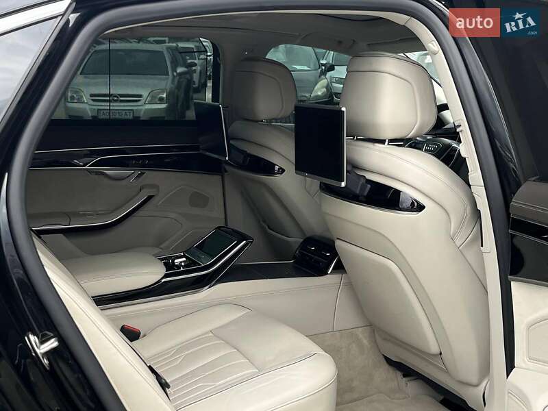 Седан Audi A8 2018 в Львові