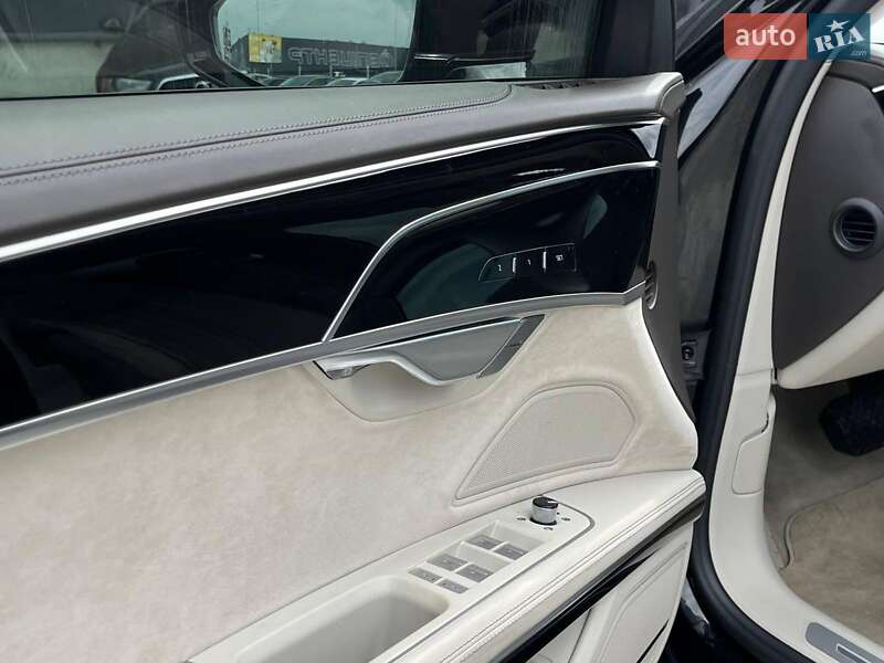Седан Audi A8 2018 в Львові
