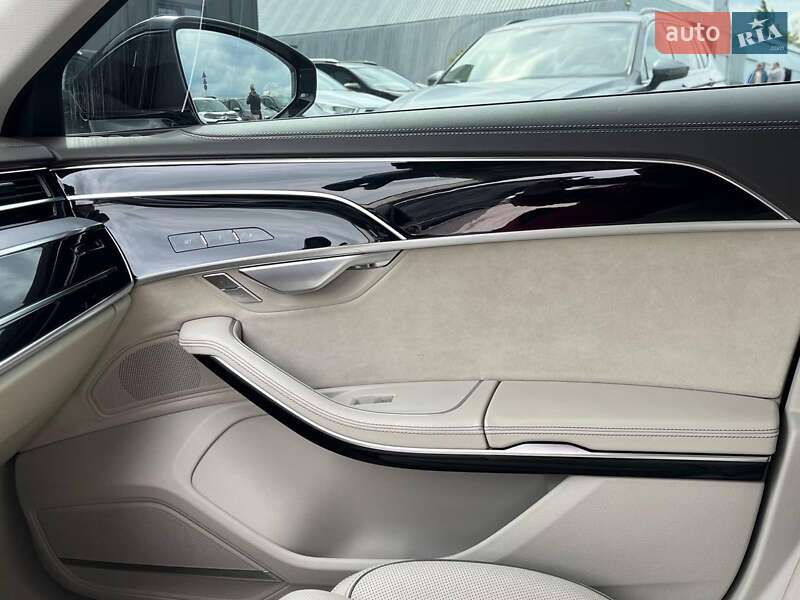 Седан Audi A8 2018 в Львові