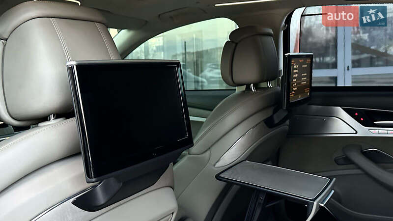 Седан Audi A8 2013 в Запорожье
