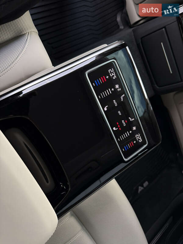 Седан Audi A8 2022 в Києві