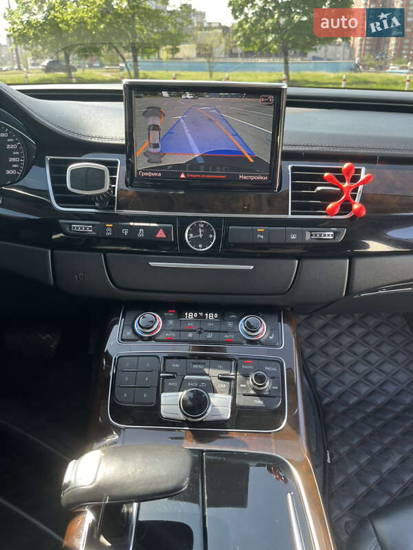 Седан Audi A8 2017 в Гребенке