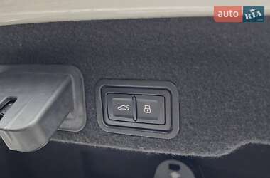 Седан Audi A8 2015 в 