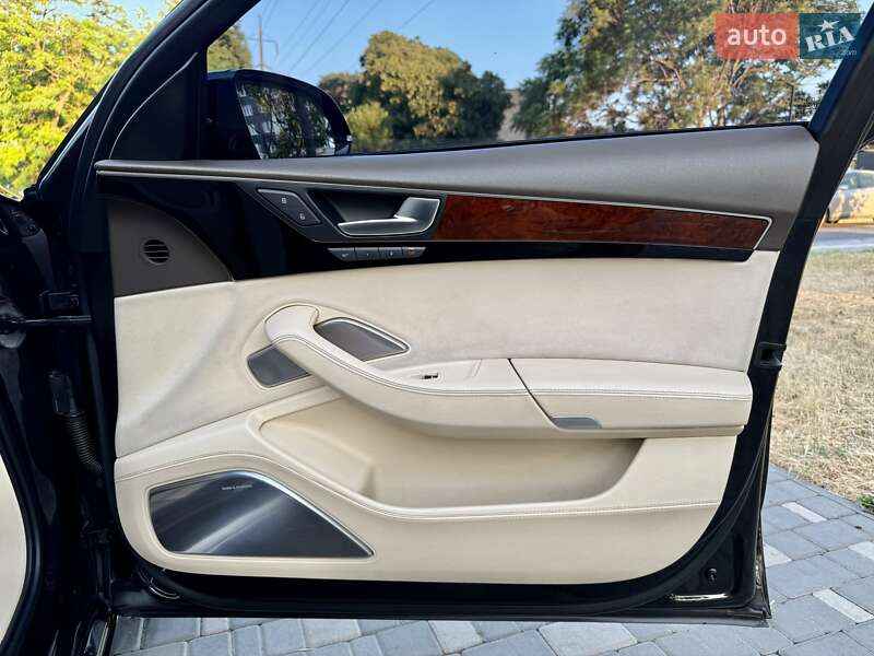 Седан Audi A8 2010 в Одесі