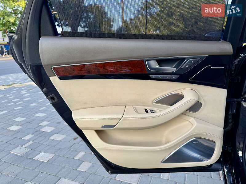 Седан Audi A8 2010 в Одесі