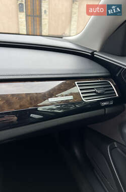 Седан Audi A8 2010 в 