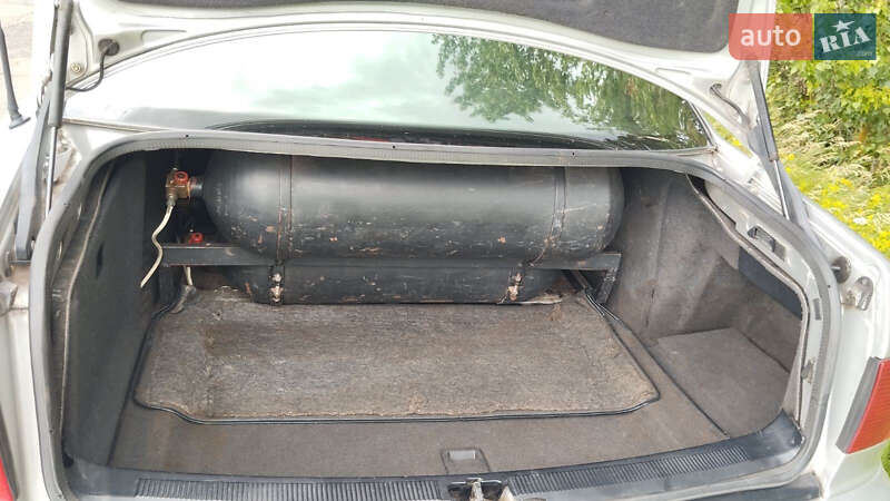 Седан Audi A8 1995 в Хороле фото 18 Седан Audi A8 1995 в Хороле