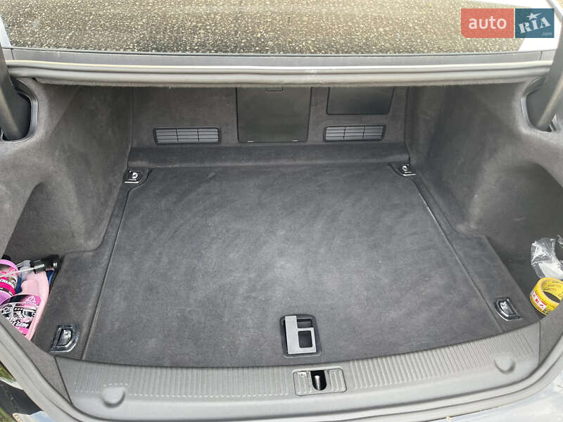 Седан Audi A8 2011 в Ивано-Франковске