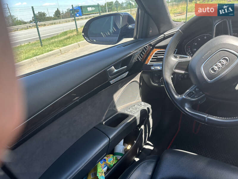 Седан Audi A8 2015 в Миколаєві