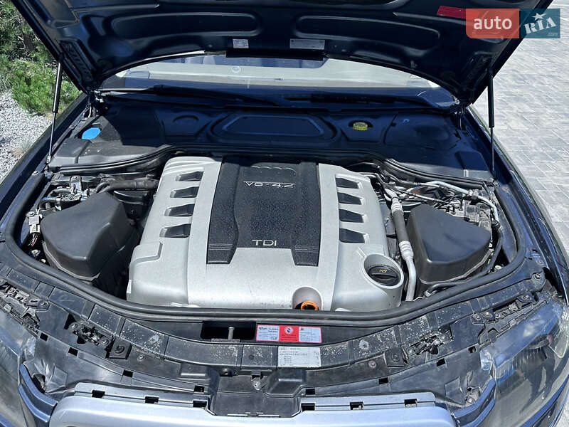 Седан Audi A8 2004 в Луцке