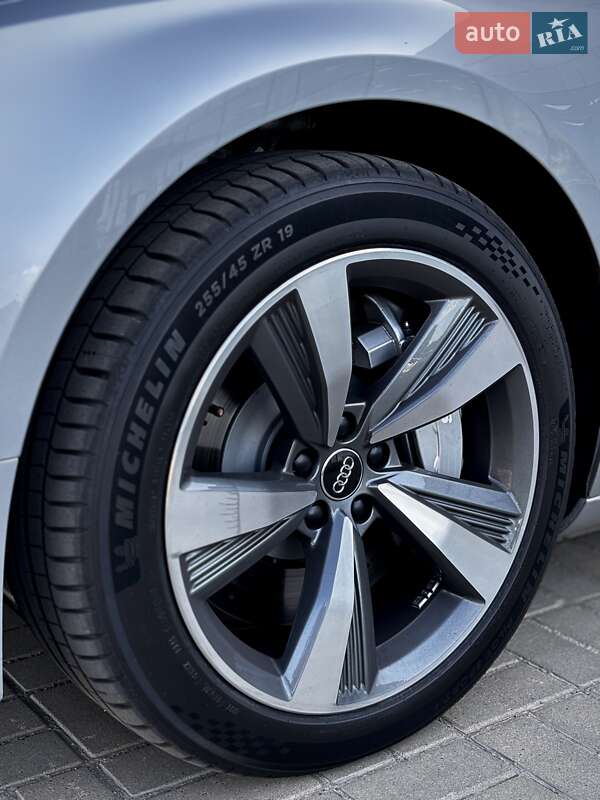 Седан Audi A8 2015 в Одессе