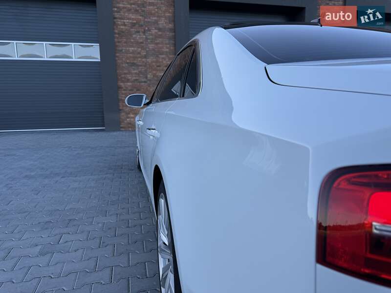 Седан Audi A8 2015 в Черновцах