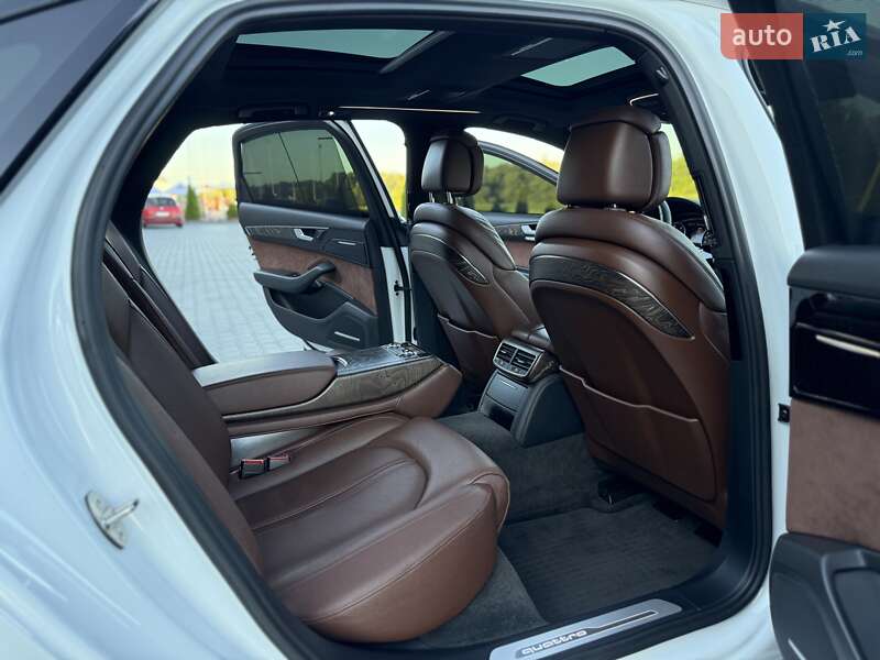 Седан Audi A8 2015 в Черновцах