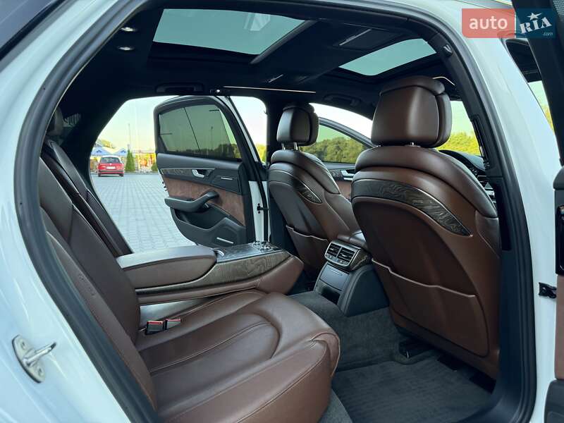 Седан Audi A8 2015 в Черновцах