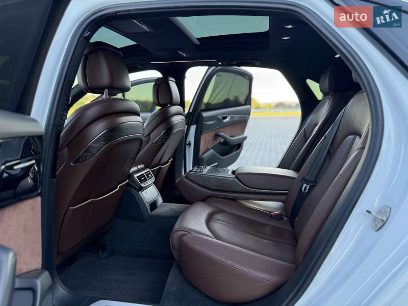 Седан Audi A8 2015 в Черновцах