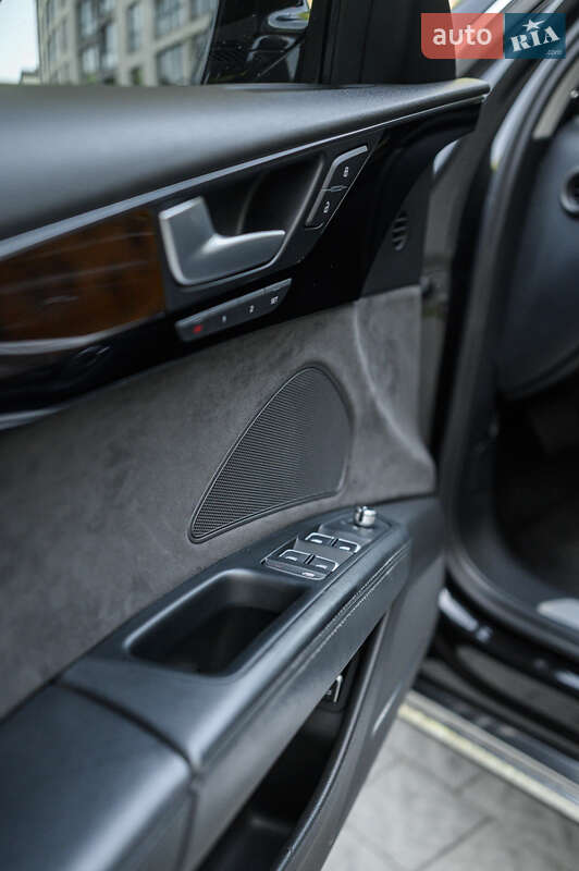 Седан Audi A8 2014 в Львове