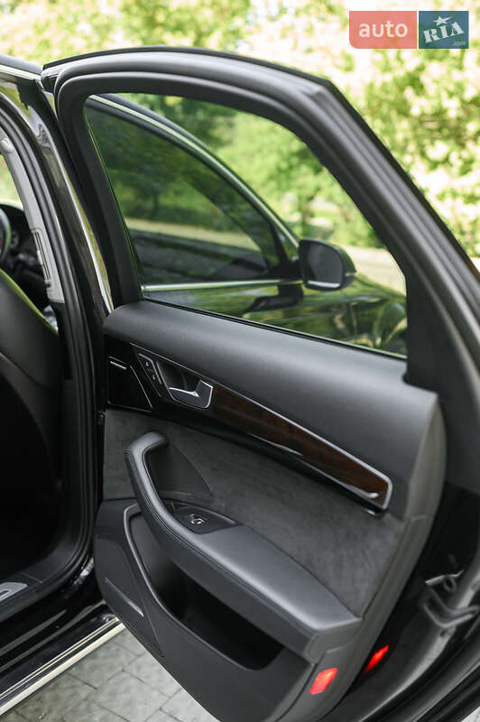 Седан Audi A8 2014 в Львове