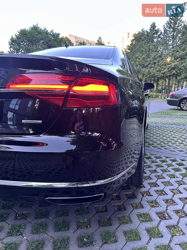 Седан Audi A8 2015 в Львові