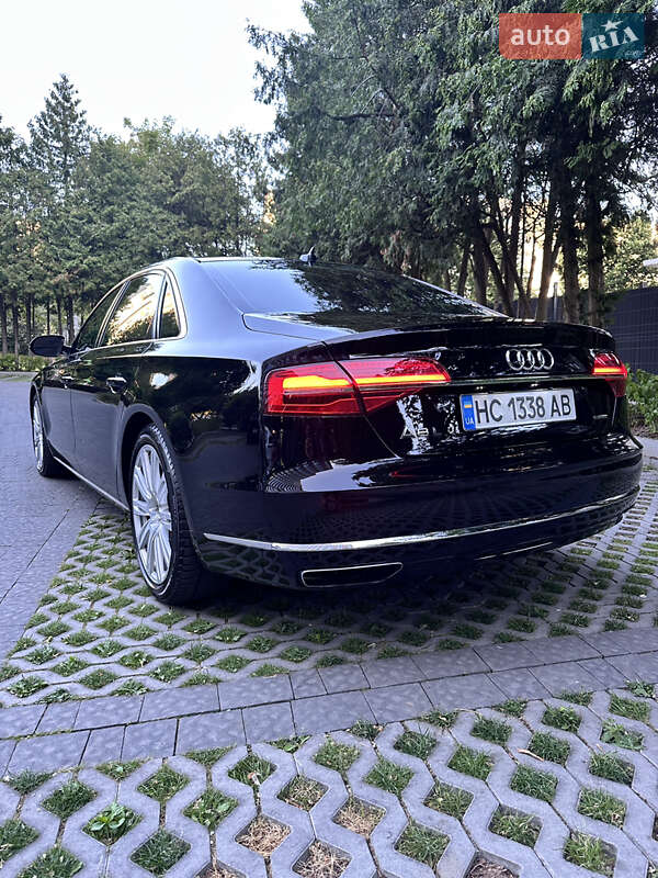 Седан Audi A8 2015 в Львові