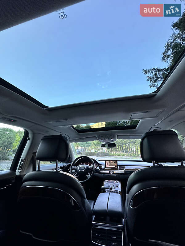 Седан Audi A8 2015 в Львові